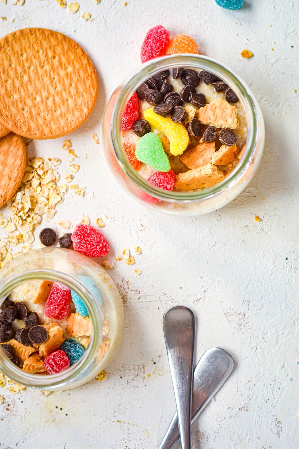 Porridge shots with gummies and chocolate chips.