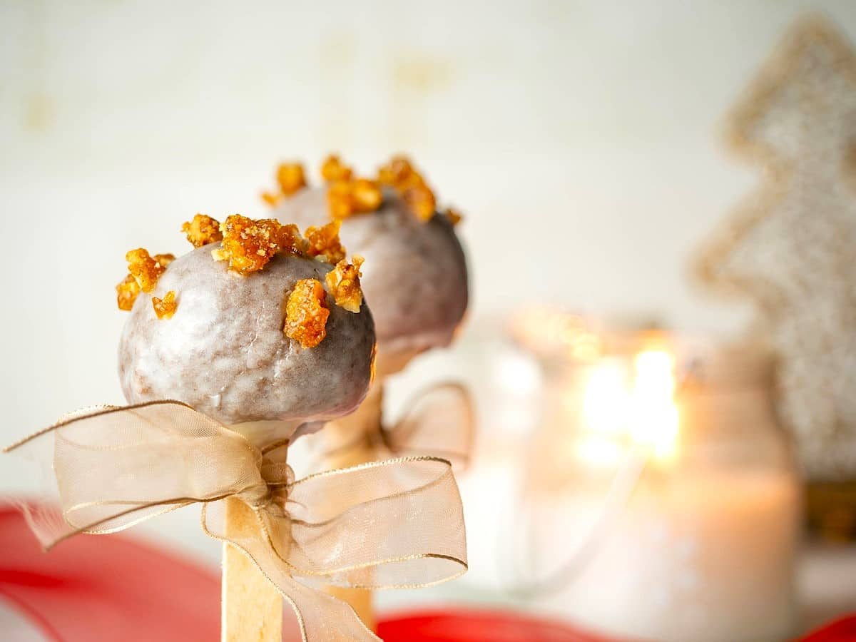 Christmas spice cake pops with praline topping.