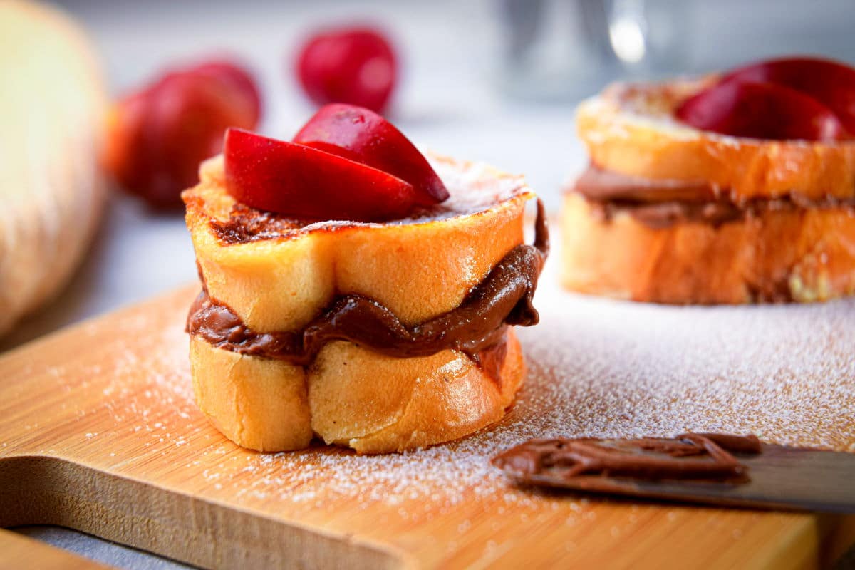 French toast stuffed with Nutella and topped with apples and icing sugar.