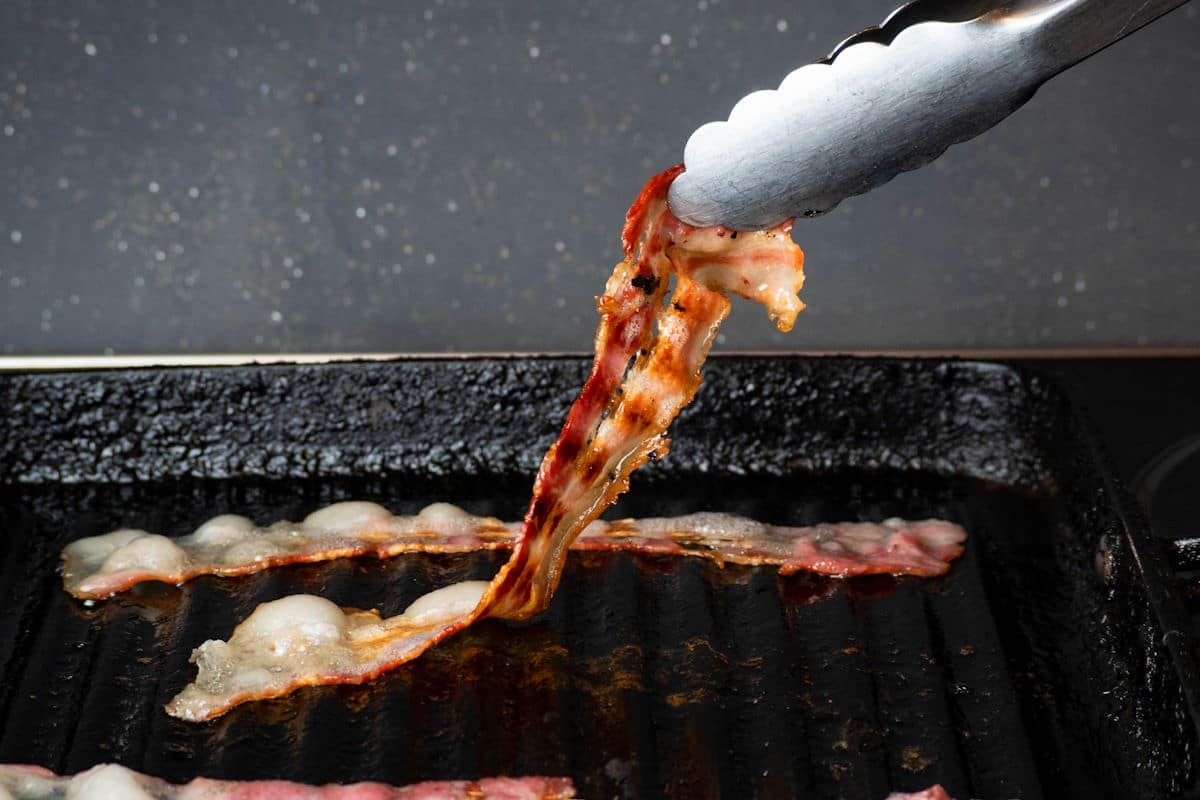 Crispy bacon in grill pan.
