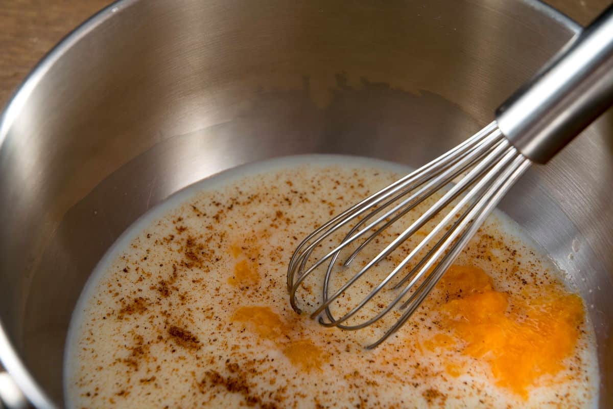 Milk, pumpkin pie spice and purée in a saucepan with a whisk.