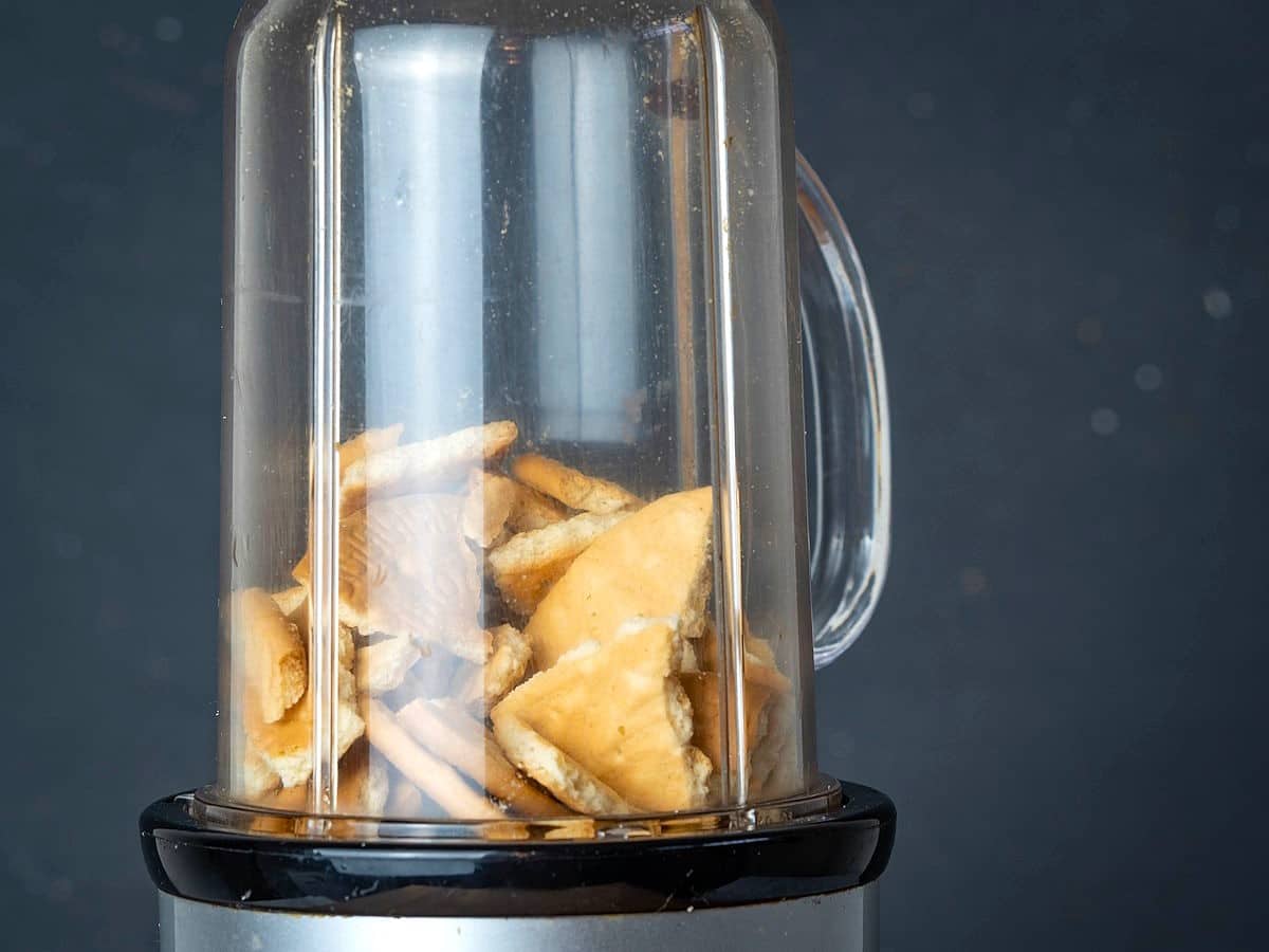 Graham crackers in blender.