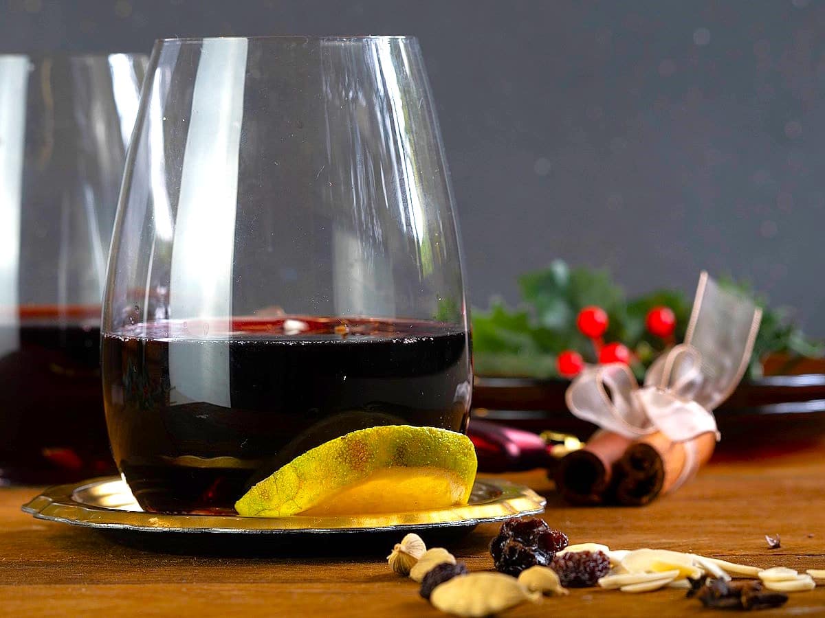 Cinnamon orange glögg in wine glass.