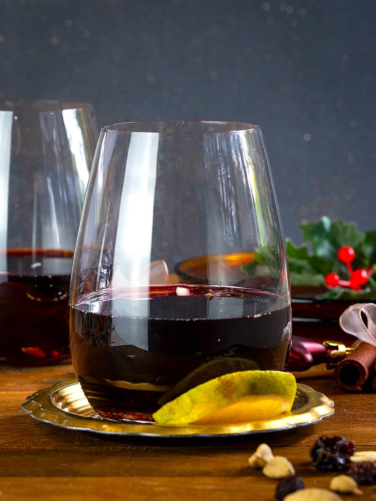 Cinnamon orange glögg in wine glasses.
