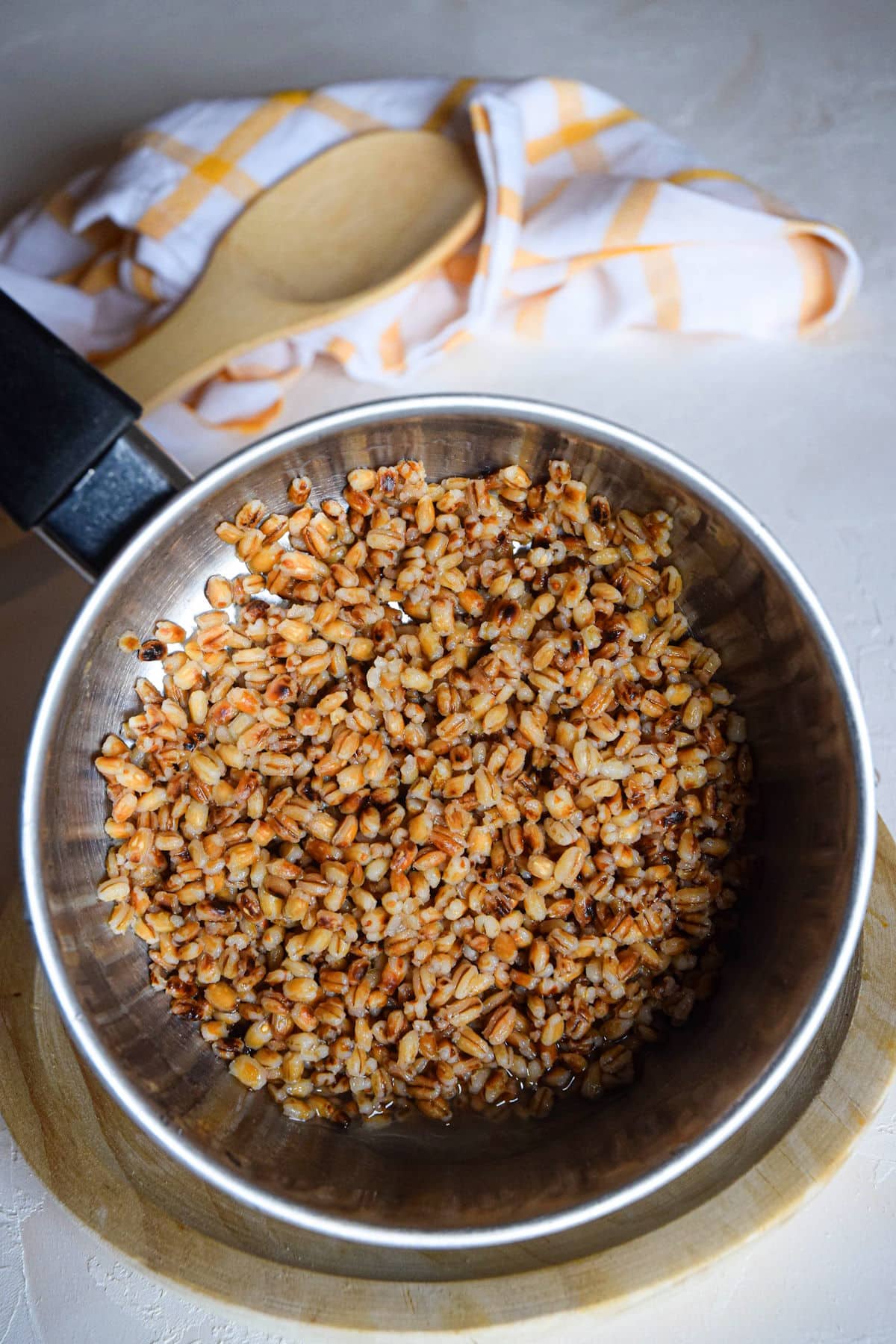 Cooked hulled barley in pot.