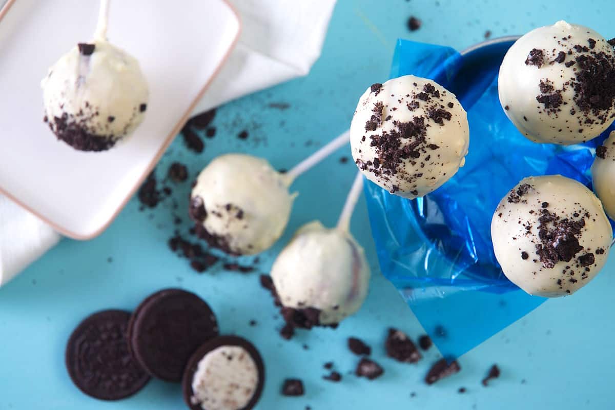 These cookies and cream cake pops, with crumbled Oreo cookies are made easy by using a cake pop maker. Takes only a few minutes to bake! Dig in now or pin the recipe for later!