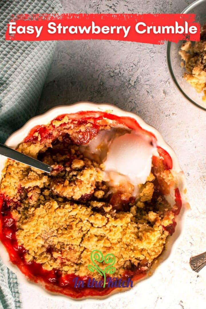 Strawberry crumble with ice cream and text overlay that says 'easy strawberry crumble'.