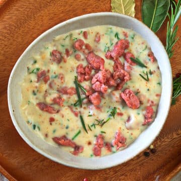 Sawmill gravy in white bowl.