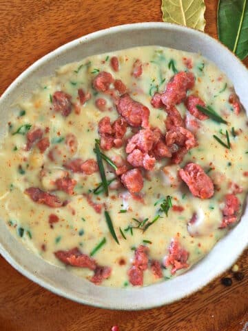Sawmill gravy in white bowl.