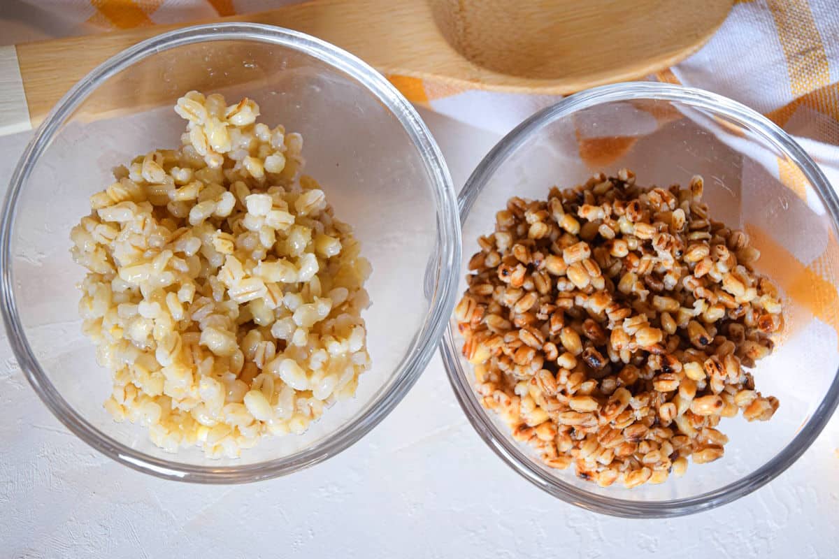 Cooked pearl and hulled barley in bowls.