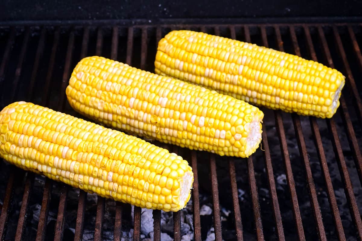 Fresh corn on the cob on the grill.