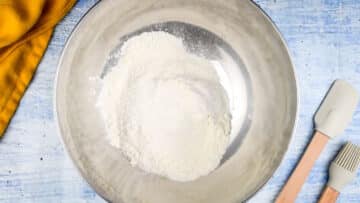 Icing sugar in bowl.