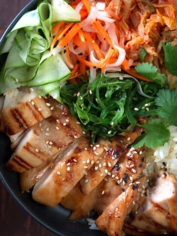 Kimchi rice bowl with chicken breast.