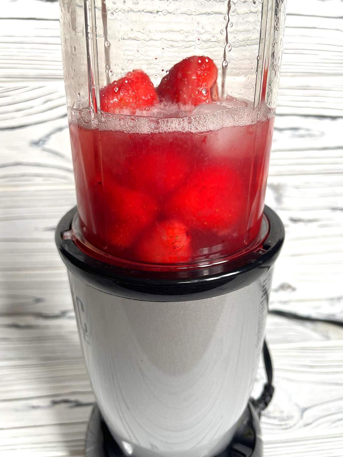 Virgin daiquiri ingredients in blender.